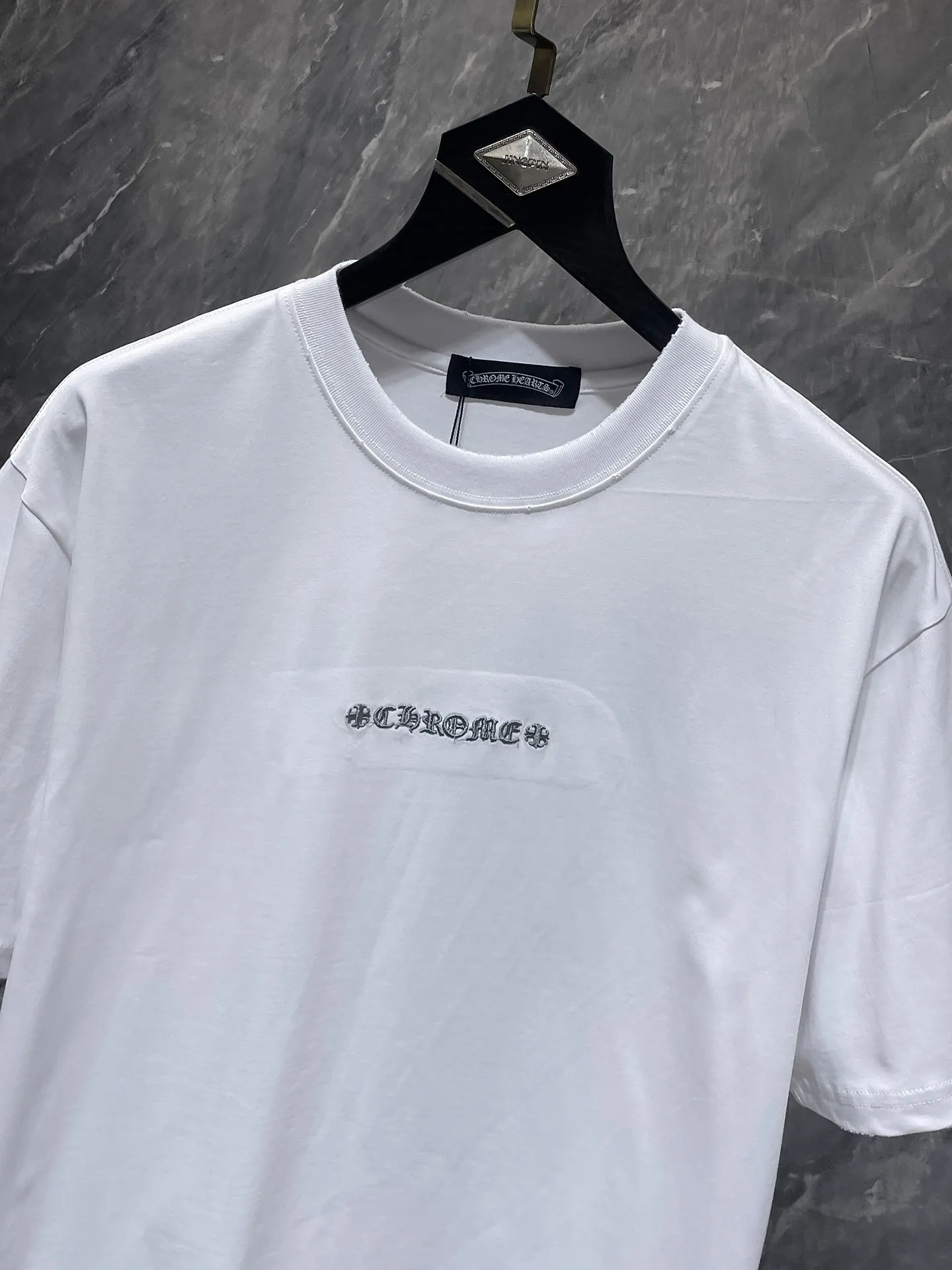 P170 New for summer Chrome Hearts 25ss worn version. High gram weight, environmentally friendly and high-quality top-grade fabric. 280g Chrome Sword Sanskrit embroidery patch splicing short sleeves. Heavy-duty pure hand-cut patch embroidery technology. Counter synchronization. Re-engraved version 1:1. Recommended color: black. White. Size: S, M, L, XL.